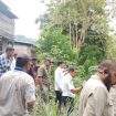 Sekda Majene H. Ardiansyah Bersama Pihak PUPR Majene dan Rombongan Meninjau Secara Langsung Jbatan yang mengalami Kerusakan Di Desa Manyamba Kec.Tamerod'o Sendana Rabu (09/04/2025
