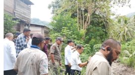 Sekda Majene H. Ardiansyah Bersama Pihak PUPR Majene dan Rombongan Meninjau Secara Langsung Jbatan yang mengalami Kerusakan Di Desa Manyamba Kec.Tamerod'o Sendana Rabu (09/04/2025