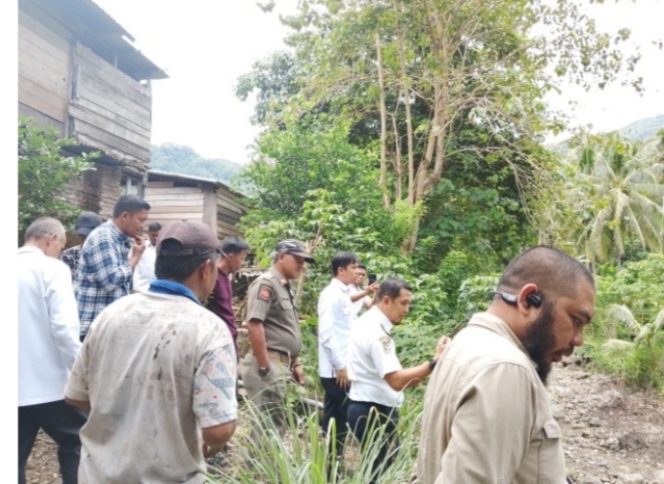 
					Sekda Majene H. Ardiansyah Bersama Pihak PUPR Majene dan Rombongan Meninjau Secara Langsung Jbatan yang mengalami Kerusakan Di Desa Manyamba Kec.Tamerod'o Sendana Rabu (09/04/2025