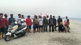 Kepala Dinas DLHK Majene Indria Foto Bersama Warga Nelayan Di Tambatan Perahu Nelayan Yang Menyerupai Jbatan Jetty Di Baurung.