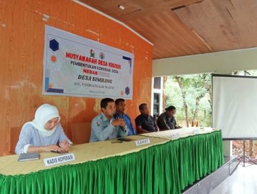 Camat Pamboang Akbar Tambaru, S.Sos, Kadis Koperasi Dan UKM, Kades Simbang Rahmadi, S.Pd, Ketua BPD Muh. Arif Abdu,
Pemdping Desa Amrul, ST di Acara Musdes Pemilihan KMP di Aula Kantor Desa Simbang 