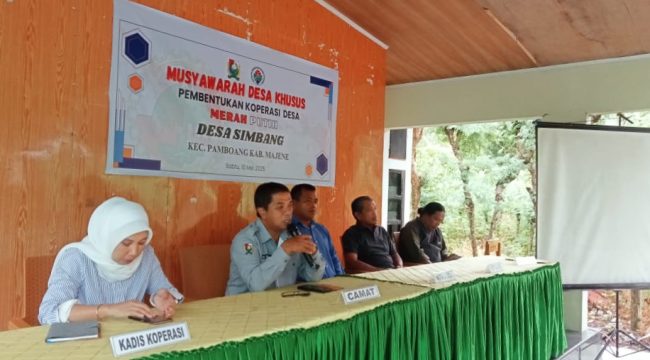 Camat Pamboang Akbar Tambaru, S.Sos, Kadis Koperasi Dan UKM, Kades Simbang Rahmadi, S.Pd, Ketua BPD Muh. Arif Abdu,
Pemdping Desa Amrul, ST di Acara Musdes Pemilihan KMP di Aula Kantor Desa Simbang 