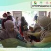 Foto Petugas Kesehatan Puskesmas Sendana I, Sedang Melakukan Pemeriksaan Kesehatan Warga Desa Puttada, Gerebek Desa Sehat. 