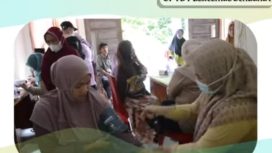 Foto Petugas Kesehatan Puskesmas Sendana I, Sedang Melakukan Pemeriksaan Kesehatan Warga Desa Puttada, Gerebek Desa Sehat. 