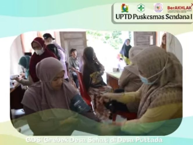
					Foto Petugas Kesehatan Puskesmas Sendana I, Sedang Melakukan Pemeriksaan Kesehatan Warga Desa Puttada, Gerebek Desa Sehat. 