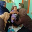 Petugas Puskesmas dan Kader Posyandu sedan Mlakukan Pengukuran Tingg Balita Di Posyandu Harapan Dusun Talawar Desa Bababulo Kamis 22 Mai 2025.