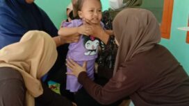 Petugas Puskesmas dan Kader Posyandu sedan Mlakukan Pengukuran Tingg Balita Di Posyandu Harapan Dusun Talawar Desa Bababulo Kamis 22 Mai 2025.