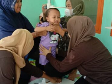 Petugas Puskesmas dan Kader Posyandu sedan Mlakukan Pengukuran Tingg Balita Di Posyandu Harapan Dusun Talawar Desa Bababulo Kamis 22 Mai 2025.