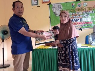 Kepala Desa Lalatezdong Ridwan Maruseng, Sedang Menyerahkan BLT Kepada Warga Pensrimah Manfaat Secara Simbolis di Aula Kantor Desa Jum'at. 15 Mei 2025