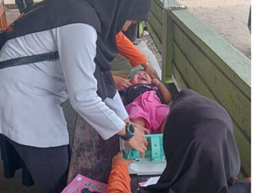 Foto Petugas Puskesmas Sedan Memeriksa Balita di Poyandu, untuk memastikan  tidak berdampak Stunting, Posyandu Desa Banua Sendana. 