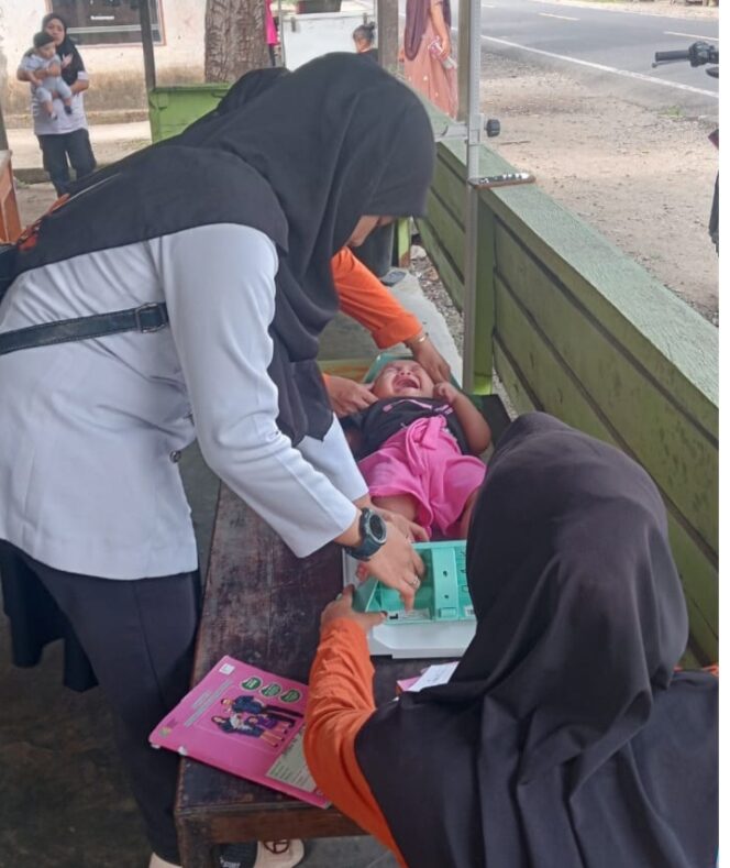 
					Foto Petugas Puskesmas Sedan Memeriksa Balita di Poyandu, untuk memastikan  tidak berdampak Stunting, Posyandu Desa Banua Sendana. 