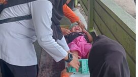 Bidan Desa Sedang melakukan Pengukuran Balita di Poasyandu Desa Banua Sendana, untuk mencegah Stuting. 