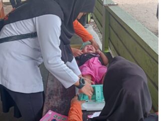 Bidan Desa Sedang melakukan Pengukuran Balita di Poasyandu Desa Banua Sendana, untuk mencegah Stuting. 