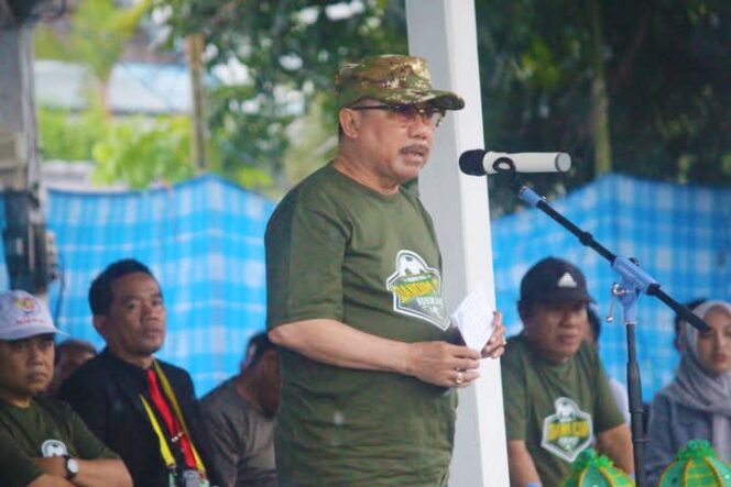 
					Bupati Majene, Dr.H.Andi Ahcmad Syukri, SE. MM Kebuka Secara Resmi Turnamen Sepak Bola Dandim Cup 2025 Di Lapangan Betteng Pamboang Minggu  1 Mei 2025.