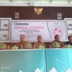 Foto Pj. Kades Adolang Dhua Hasmuddin, SP, Camat Pamboang Akbar Tambaru,S.Sos, Ka. Puskesmas Pamboang Muh. Taslim Mannan, S.Kep.di Acara Tembung Stunting Di Aula Kantor Desa Adolang Dhua  jam 14.00 Selasa 25/06/2025 