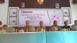 Foto Pj. Kades Adolang Dhua Hasmuddin, SP, Camat Pamboang Akbar Tambaru,S.Sos, Ka. Puskesmas Pamboang Muh. Taslim Mannan, S.Kep.di Acara Tembung Stunting Di Aula Kantor Desa Adolang Dhua  jam 14.00 Selasa 25/06/2025 