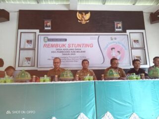 Foto Pj. Kades Adolang Dhua Hasmuddin, SP, Camat Pamboang Akbar Tambaru,S.Sos, Ka. Puskesmas Pamboang Muh. Taslim Mannan, S.Kep.di Acara Tembung Stunting Di Aula Kantor Desa Adolang Dhua  jam 14.00 Selasa 25/06/2025 