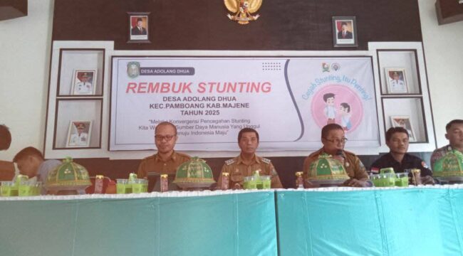 Foto Pj. Kades Adolang Dhua Hasmuddin, SP, Camat Pamboang Akbar Tambaru,S.Sos, Ka. Puskesmas Pamboang Muh. Taslim Mannan, S.Kep.di Acara Tembung Stunting Di Aula Kantor Desa Adolang Dhua  jam 14.00 Selasa 25/06/2025 