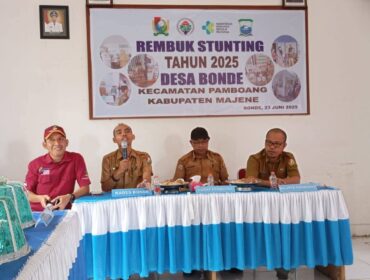 Kepala Desa Bonde, Awaluddin, SE.MM Bersama Ka Puskesmas Pamboang Muh. Taslim Manna, S. Kep di Acara Rbuk Stunting  Di Aula Kantor Desa Bonde. 