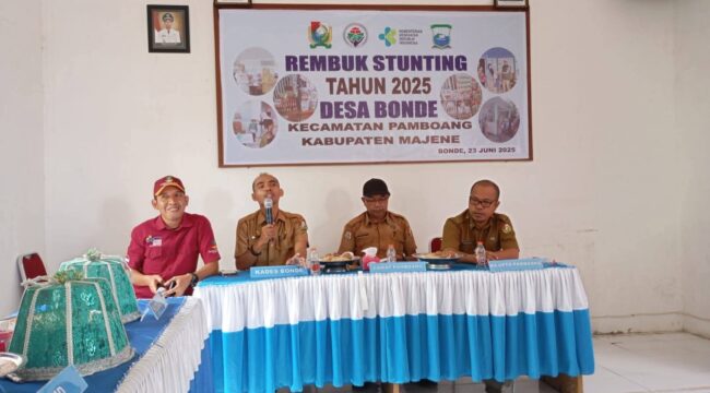 Kepala Desa Bonde, Awaluddin, SE.MM Bersama Ka Puskesmas Pamboang Muh. Taslim Manna, S. Kep di Acara Rbuk Stunting  Di Aula Kantor Desa Bonde. 