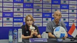  Shafira Ika Putri Kartini, Bersama Pelatih Mochizuki pada Saat Jum Pers. 