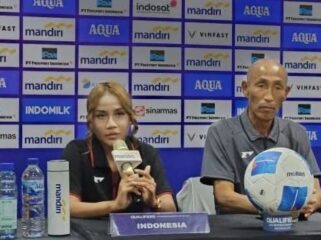  Shafira Ika Putri Kartini, Bersama Pelatih Mochizuki pada Saat Jum Pers. 