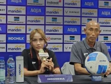  Shafira Ika Putri Kartini, Bersama Pelatih Mochizuki pada Saat Jum Pers. 