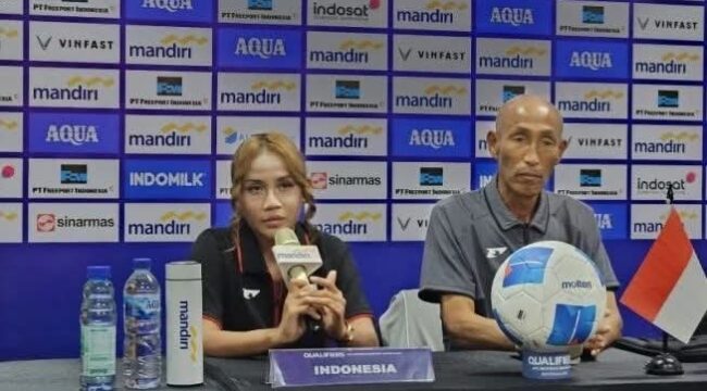  Shafira Ika Putri Kartini, Bersama Pelatih Mochizuki pada Saat Jum Pers. 