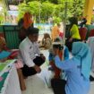Pj. Kades Adolang Dhua, Hasmuddin, Mendampingi Petugas Puskesmas Dan Kader Poyandu Memastikan Kegiatan Penimbangan Balita Di Posyandu 