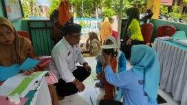 Pj. Kades Adolang Dhua, Hasmuddin, Mendampingi Petugas Puskesmas Dan Kader Poyandu Memastikan Kegiatan Penimbangan Balita Di Posyandu 