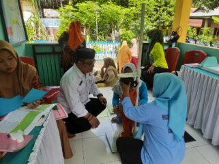 Pj. Kades Adolang Dhua, Hasmuddin, Mendampingi Petugas Puskesmas Dan Kader Poyandu Memastikan Kegiatan Penimbangan Balita Di Posyandu 