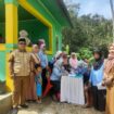 Pj. Kades Adolang Dhua Turut Mendingi Petugas Kesehatan Puskesmas Pamboang  dan Kader Posyandu dalam Melaksanakan Kegiatan Penimbangan Balita Dan Pemeri