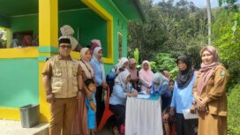 Pj. Kades Adolang Dhua Turut Mendingi Petugas Kesehatan Puskesmas Pamboang  dan Kader Posyandu dalam Melaksanakan Kegiatan Penimbangan Balita Dan Pemeri