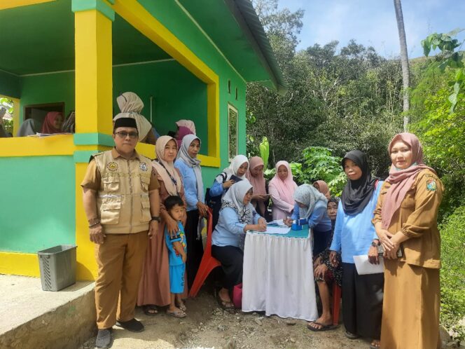
					Pj. Kades Adolang Dhua Turut Mendingi Petugas Kesehatan Puskesmas Pamboang  dan Kader Posyandu dalam Melaksanakan Kegiatan Penimbangan Balita Dan Pemeri