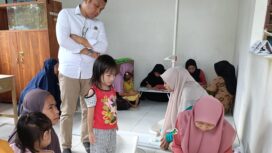 Pj. Kades Balombong Arhan Terus Melakukan Pendampingan di Setiap kegiatan Posyandu di Desa Balombong. 