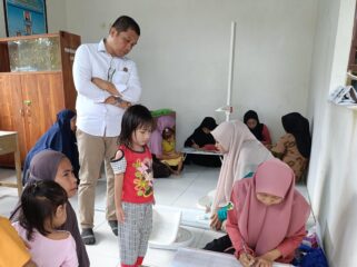 Pj. Kades Balombong Arhan Terus Melakukan Pendampingan di Setiap kegiatan Posyandu di Desa Balombong. 