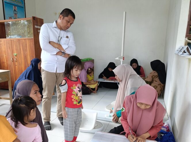 
					Pj. Kades Balombong Arhan Terus Melakukan Pendampingan di Setiap kegiatan Posyandu di Desa Balombong. 