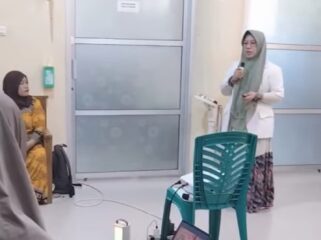 dr.Hj. Rahmi Utami,Sp.A. Sedang memberikan Materi pada Acara Sosialisasi penyakit Kanker Di RSUD Majene Jum'at 11 April 2025.