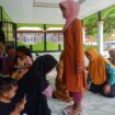 Petugas Kesehata Puskesma Pamboang Sedang Melakukan Pemeriksa Lansia di Posyandu 