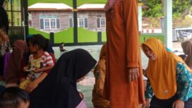 Petugas Kesehata Puskesma Pamboang Sedang Melakukan Pemeriksa Lansia di Posyandu 