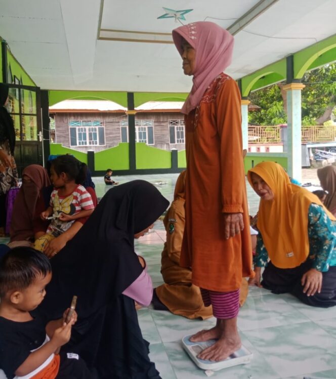 
					Petugas Kesehata Puskesma Pamboang Sedang Melakukan Pemeriksa Lansia di Posyandu 