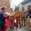 Bupati Majene Dr.H.Andi Achmad Syukri, SE. MM di Samping Kadis Sosial Albar Muztar Lansin, Meysrhkan Bantuan kepada Korban Angi Putiun Beliin di Desa Tinambung Kec. Pamboang Senin 2 Juni 2025.