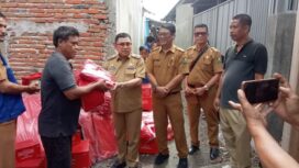 Bupati Majene Dr.H.Andi Achmad Syukri, SE. MM di Samping Kadis Sosial Albar Muztar Lansin, Meysrhkan Bantuan kepada Korban Angi Putiun Beliin di Desa Tinambung Kec. Pamboang Senin 2 Juni 2025.
