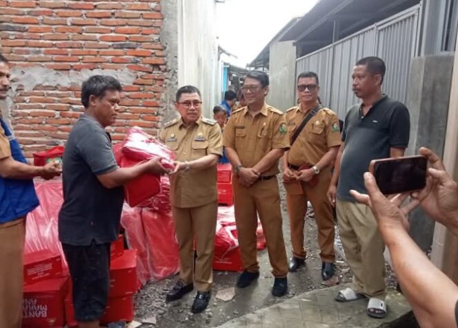 
					Bupati Majene Dr.H.Andi Achmad Syukri, SE. MM di Samping Kadis Sosial Albar Muztar Lansin, Meysrhkan Bantuan kepada Korban Angi Putiun Beliin di Desa Tinambung Kec. Pamboang Senin 2 Juni 2025.