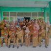 Bupati Majene, Dr.H.Andi Achmad Syukri, SE.MM Foto Bersama Dengan Plt Kadis Denkes Dra. Hj. Yuliani Bersama Seluruh Staap Dinkes. 