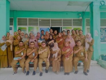 Bupati Majene, Dr.H.Andi Achmad Syukri, SE.MM Foto Bersama Dengan Plt Kadis Denkes Dra. Hj. Yuliani Bersama Seluruh Staap Dinkes. 