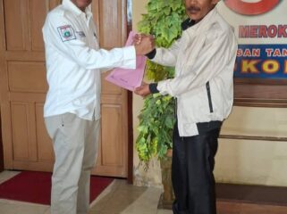 Kepala Dinas Pemberdayaan Masyarakat Desa(DPMD) H. Sudirman Menyerahkan SK Perpanjangan Kepada Pj.Kepala Desa Limbua Andi Arman  Rabu 4 / 06/2025.