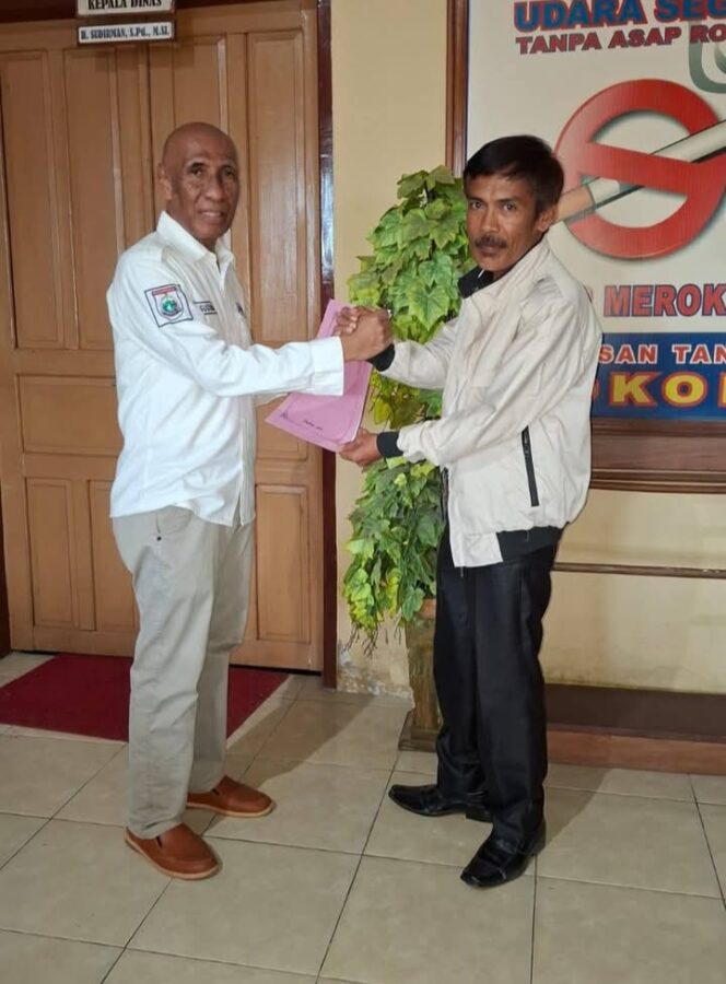 
					Kepala Dinas Pemberdayaan Masyarakat Desa(DPMD) H. Sudirman Menyerahkan SK Perpanjangan Kepada Pj.Kepala Desa Limbua Andi Arman  Rabu 4 / 06/2025.