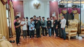 Bupati Majene, Dr. H. Andi Achmad Syukri, SE.MM Foto Bersama Warga Desa Banua Adolang, Usai menerima Aspirasi Mereka tentang Penunjikan Pj.Kepala Desa 