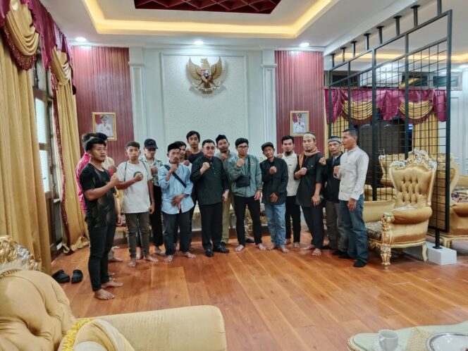 
					Bupati Majene, Dr. H. Andi Achmad Syukri, SE.MM Foto Bersama Warga Desa Banua Adolang, Usai menerima Aspirasi Mereka tentang Penunjikan Pj.Kepala Desa 